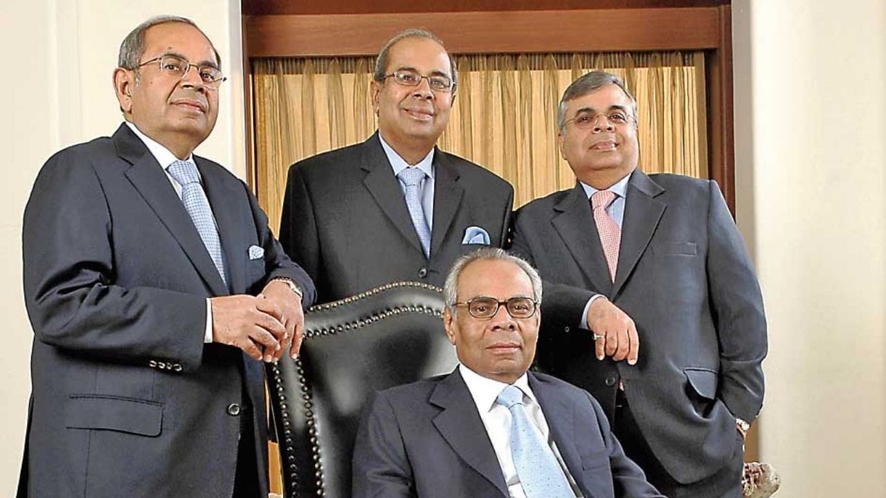 હિન્દુજા ગ્રુપની વેબસાઇટ અનુસાર, 1959 માં મુંબઈની જય હિંદ કોલેજમાંથી સ્નાતક થયેલા ગોપીચંદને યુનિવર્સિટી ઓફ વેસ્ટમિન્સ્ટરમાંથી કાયદાની માનદ ડોક્ટરેટ અને લંડનની રિચમંડ કોલેજમાંથી અર્થશાસ્ત્રની માનદ ડોક્ટરેટની પદવી મળી હતી. ગોપીચંદ લંડનમાં રહે છે, જ્યારે તેમના નાના ભાઈ પ્રકાશ મોનાકોમાં રહે છે અને તેમના નાના ભાઈ અશોક મુંબઈથી ભારતમાં તેમનો વ્યવસાય સંભાળે છે.