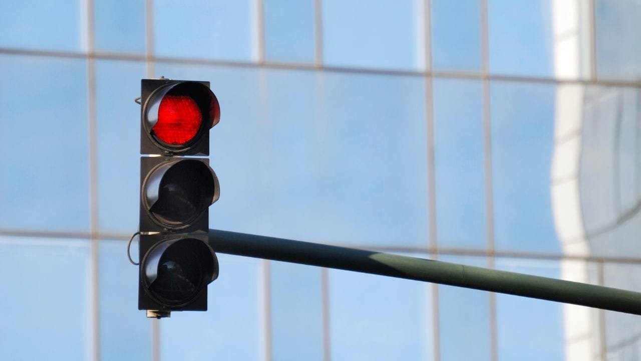 Red સિગ્નલનો અર્થ સંપૂર્ણ સ્ટોપ છે. આ સિગ્નલને પાર કરવાને ‘લાલ લાઇટ કૂદવાનું’ ગણવામાં આવે છે, જે એક ગંભીર ગુનો છે. ગુજરાત ટ્રાફિક પોલીસ અનુસાર, Red સિગ્નલ તોડવા પર ₹1,000 થી ₹5,000 નો દંડ થઈ શકે છે અને ઘણા કિસ્સાઓમાં, ડ્રાઇવિંગ લાઇસન્સ જપ્ત તેમજ જેલ પણ થઈ શકે છે.