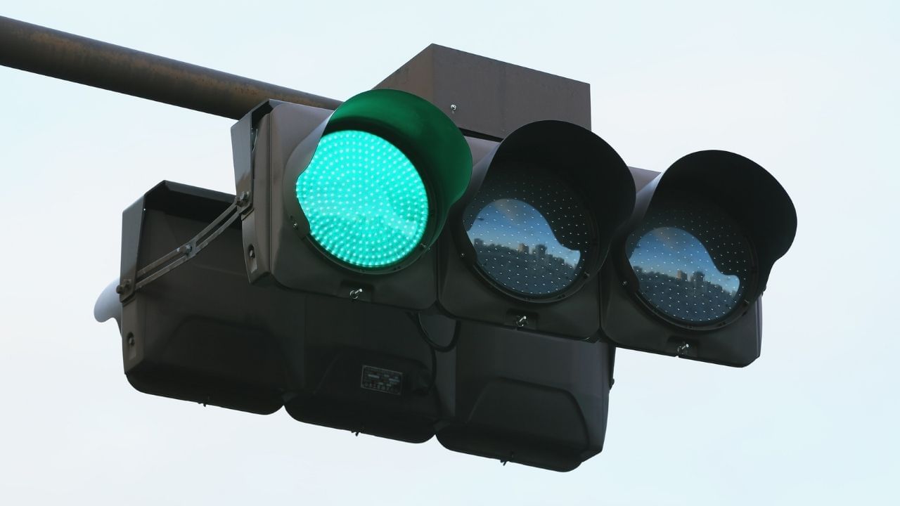 Yellow લાઇટ ડ્રાઇવરોને સાવધ રહેવાનો સંકેત આપે છે. આનો અર્થ એ છે કે ડ્રાઇવરે વાહનની ગતિ ધીમી કરવી જોઈએ અને સિગ્નલ બદલાય તેની રાહ જોવી જોઈએ. પરંતુ ઘણા લોકો આ સિગ્નલને અવગણે છે, જેના કારણે અકસ્માતો થાય છે. બીજી તરફ, ગ્રીન સિગ્નલનો અર્થ એ છે કે વાહનો આગળ વધી શકે છે, પરંતુ ત્યારે જ જ્યારે રસ્તો સંપૂર્ણપણે સાફ હોય અને બીજી દિશામાંથી કોઈ ટ્રાફિક ન આવતો હોય.