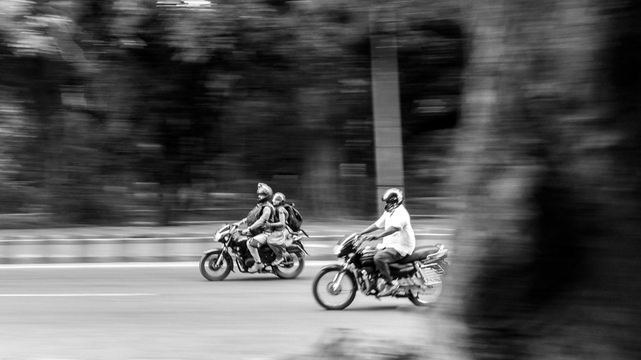 ગુજરાતમાં 2025 થી ગતિ મર્યાદા અંગે પણ નવા નિયમો અમલમાં આવ્યા છે. હવે કેટલાક શહેરી વિસ્તારોમાં મહત્તમ ગતિ મર્યાદા 30 કિલોમીટર પ્રતિ કલાક નક્કી કરવામાં આવી છે, જ્યારે મુખ્ય રસ્તાઓ પર તે 45 થી 60 કિલોમીટર પ્રતિ કલાક સુધી મર્યાદિત કરવામાં આવી છે. આ ફેરફાર માર્ગ અકસ્માતો ઘટાડવાના ઉદ્દેશ્યથી કરવામાં આવ્યો છે.