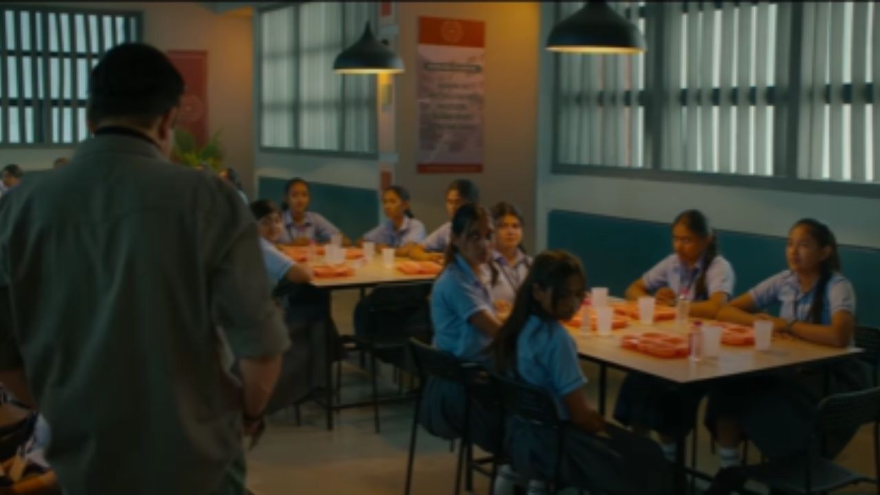 'વશ' એક મનોવૈજ્ઞાનિક હોરર થ્રિલર છે, જે દિગ્દર્શક કૃષ્ણદેવ યાજ્ઞિક દ્વારા લખાયેલ અને દિગ્દર્શિત છે. આ ફિલ્મની વાર્તા એક એવા પરિવારની આસપાસ ફરે છે જે વેકેશન માટે દૂરના ગામમાં જાય છે, પરંતુ ત્યાં એક રહસ્યમય માણસ, પ્રતાપ, તેમની પુત્રી આર્યાને કાળા જાદુના જાળમાં ફસાવે છે.