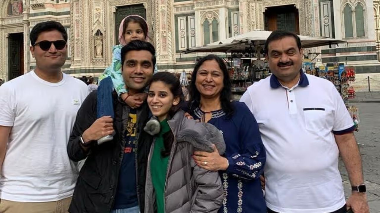 ગૌતમ અદાણી અને પ્રીતિ અદાણીના નાના પુત્ર જીત અદાણી, અદાણી ગ્રુપના નાના સભ્યોમાંના એક છે. જૂન 2025 સુધીમાં તેમની પાસે લગભગ ₹1,80,000 કરોડની નેટવર્થ હોવાનો અંદાજ છે - એક વિશાળ અને ઉત્સાહજનક વિકાસ. તેમણે ગ્રુપની વિસ્તરણ યોજનાઓમાં, ખાસ કરીને નવીનીકરણીય ઉર્જા અને અન્ય ઉભરતા ક્ષેત્રોમાં, યોગદાન આપ્યું છે. જીતની વધતી જતી કારકિર્દી અને તેમના યોગદાનને કારણે તેમની વ્યક્તિગત સંપત્તિમાં સતત વધારો થયો છે.