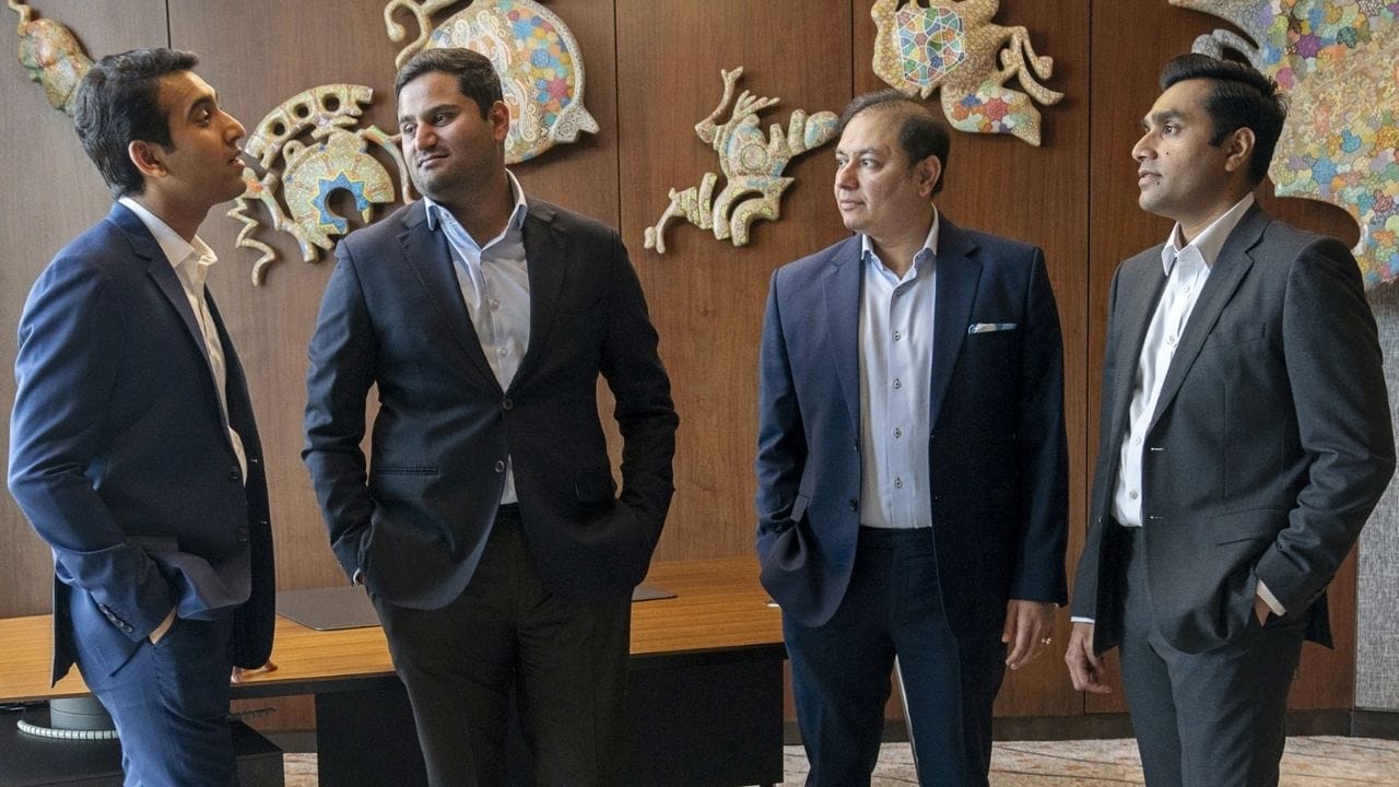 નાનો પુત્ર જીત અદાણી ગ્રુપના ફાઇનાન્સ, રિન્યુએબલ એનર્જી અને ટેકનોલોજી ક્ષેત્રોની જવાબદારી સંભાળી રહ્યો છે. તે અદાણી ન્યૂ ઇન્ડસ્ટ્રીઝ લિમિટેડ હેઠળ ગ્રીન હાઇડ્રોજન, સોલર એનર્જી જેવા પ્રોજેક્ટ્સ પર કામ કરી રહ્યો છે. બંને ભાઈઓ પોતપોતાના ક્ષેત્રોમાં સક્રિય છે અને અદાણી ગ્રુપને વૈશ્વિક અને ટકાઉ બિઝનેસ સામ્રાજ્ય બનાવવા માટે કામ કરી રહ્યા છે.