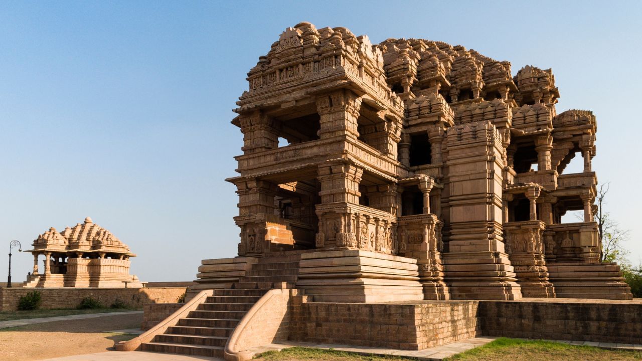 13મી–14મી સદીમાં ગ્વાલિયર દિલ્હી સુલતાનતના નિયંત્રણમાં આવ્યો. પછી તોમર રાજવંશે અહીં અદ્દભુત કિલ્લાકોટ, મહેલો અને મંદિરોનું નિર્માણ કર્યું. રાજા મનસિંહ તોમર (15મી સદી) ખાસ કરીને કિલ્લાની કલાત્મક ભવ્યતા માટે જાણીતા છે.આ સમયમાં પ્રસિદ્ધ સંગીતકાર તાનસેનનો જન્મ ગ્વાલિયરમાં થયો, જે બાદમાં અકબરના દરબારમાં “નવરત્ન”માં સામેલ થયા. ( Credits: Getty Images )