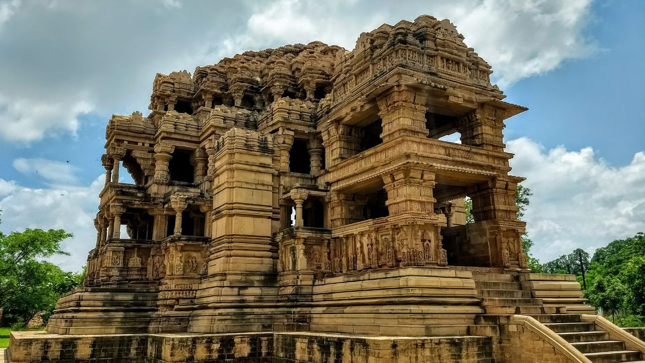 ગ્વાલિયર વિસ્તાર ગુર્જર-પ્રતિહાર, તોમર, પરમાર અને ચૌહાણ જેવા રાજવંશોના શાસન હેઠળ આવ્યો. કિલ્લો અને આસપાસનો વિસ્તાર તેની વ્યૂહાત્મક સ્થિતિને કારણે મહત્વપૂર્ણ સૈન્યકન્દ્ર હતો. (Credits: - Wikipedia)