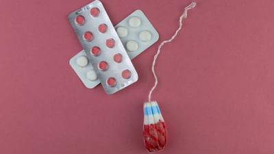 પીરિયડ્સ દરમિયાન મહિલાઓ અનેક પરેશાનથી પસાર થવું પડે છે. દરેક મહિલાઓ માટે પીરિયડ્સ સાથે જોડાયેલી સમસ્યાઓ પણ અલગ અલગ હોય છે. કોઈને કમરનો દુખાવો થાય છે. તો કેટલીક છોકરીઓનું મૂડ સ્વિંગ થાય છે. આ રીતે કેટલીક મહિલાઓને પીરિયડ્સ દરમિયાન પેટની નીચેના ભાગમાં દુખાવો અને સોજો રહે છે. જેને પીરિયડ્સ ક્રૈમ્પસ કહેવામાં આવે છે.