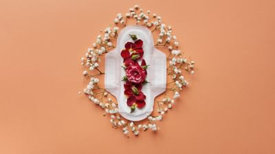 પીરિયડ્સ સાથે જોડાયેલી કેટલીક એવી વાતો છે જેને લઈ મહિલાઓ મુંઝવણમાં રહે છે. અને તેમને આના વિશે વધારે જાણકારી પણ હોતી નથી. પીરિયડ્સ મહિલાઓને દર મહિને આવતી એક સામાન્ય પ્રકિયા છે. પરંતુ શરીરમાં ચાલી રહેલી અનેક વસ્તુઓ વિશે જાણકારી મળે છે.