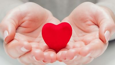 મેનોપોઝ દરેક મહિલાના જીવનમાં એક સામાન્ય તબક્કો છે. આની સાથે જોડાયેલા અનેક સવાલોના જવાબો મહિલાઓને ખબર રહેતી નથી. આજે અમે તમને મેનોપોઝ પછી ફિઝિકલ રિલેશન પર શું અસર થાય છે તેના વિશે વિસ્તારથી વાત કરીશું.