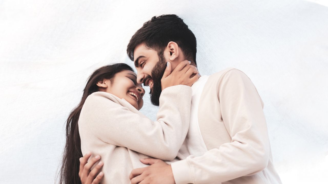 સીધી સરળ વાતમાં જો આપણે વાત કરીએ તો. મહિલાઓમાં પીરિયડ્સ બંધ થવાની સ્થિતિને મેનોપોઝ કહેવામાં આવે છે. સામાન્ય રીતે મોટા ભાગની મહિલાઓમાં 45 થી 55 વર્ષની ઉંમરની સ્થિતિમાં મેનોપોઝ આવી જાય છે.આજની અનહેલ્ધી લાઈફસ્ટાઈલ વધતા તણાવ અને ફાસ્ટફુડના કારણે મહિલાઓને પ્રભાવિત કરે છે.