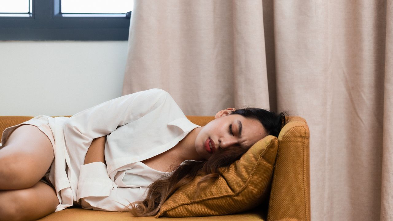 હિમોગ્લોબિનની ઉણપના કારણો જાણીએ તો. ગાયનેકોલોજિસ્ટ અનુસાર મહિલાઓના શરીરમાં હિમોગ્લોબિનની ઉણપના કારણો જોઈએ તો આર્યન ફોલેટ અને અનેક અલગ-અલગ વિટામિન જેવા જરુરી પોષક ત્તવોની ઉણપ અને ખરાબ ડાયટ સામેલ છે.