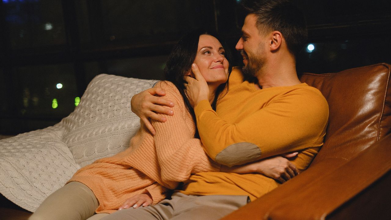 મેનોપોઝ દરમિયાન અને પછી, સ્ત્રીઓ અને તેમના જીવનસાથી વચ્ચેના સંબંધોમાં ફેરફાર થઈ શકે છે, જે જાતીય જીવનને અસર કરી શકે છે