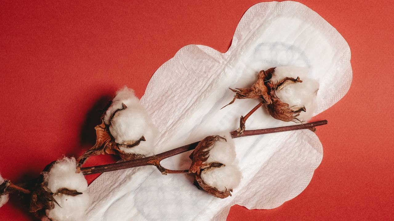 પીરિયડ્સના દિવસોમાં જો તમને લાંબા સમય સુધી બ્લીડિંગ થઈ રહ્યું છે , તો આ પીસીઓએસ કે થાઈરોડનું કારણ હોય શકે છે. તેમજ જો વધારે દુખાવો થઈ રહ્યો છે તો એન્ડોમેટ્રિયોસિસ કે  ઈન્ફ્લેમેશન તરફ ઈશારો કરે છે.