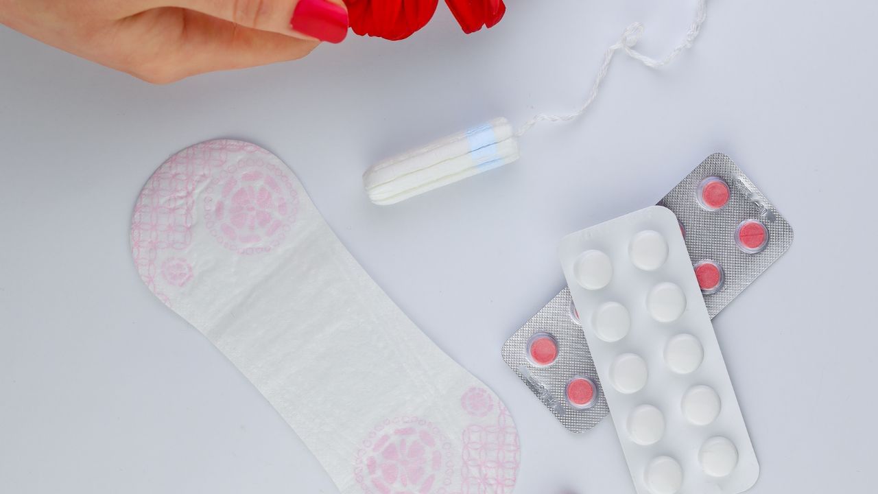 જો તમને પીરિયડ્સ 1-2 દિવસથી ઓછા આવી રહ્યા છે તો આ યોગ્ય નથી. હંમેશા મહિલાઓ જો ઓછા પીરિયડ્સ આવે તો પોતાને લકી માને છે પરંતુ તે શરીરમાં ચાલી રહેલી ગડબડ તરફ ઈશારો કરે છે.