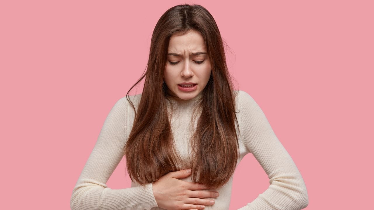 પીરિયડ્સ મહિલાઓનું એક પ્રાકૃતિક રુપ છે. પીરિયડ્સ દરમિયાન મહિલાઓને અલગ અલગ અનેક સમસ્યાઓ પણ થાય છે. આ દરમિયાન મહિલાઓના શરીરમાં હોર્મોનલ બદલાવ થવાના કારણે અનેક સમસ્યાઓ શરુ થઈ જાય છે. પીરિયડ્સ દરમિયાન મહિલાઓ હંમેશા તણાવમાં રહે છે. આ દિવસોમાં મહિલાઓ તણાવમાં રહેવાના 2 કારણો છે. એક તો મનોવૈજ્ઞાનિક કારણમાંથી એક પીરિયડ્સ સાથે જોડાયેલી અસુવિધાઓ અને બીજું કારણ પ્રિમેન્સ્ટ્રુઅલ સિન્ડ્રોમ એટલે કે પીએમએસ છે.