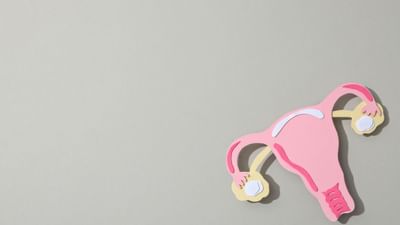 મેનોપોઝ એક એવી પરિસ્થિતિ છે. જેમાં કોઈ પણ મહિલાને 12 મહિના સુધી પીરિયડ્સ આવતા નથી. વધતી ઉંમરની સાથે દરેક મહિલાઓ આ પરિસ્થિતિમાંથી પસાર થાય છે. આમ તો અંદાજે 55 વર્ષ સુધી તમામ મહિલાઓ મેનોપોઝના તબક્કામાં આવે છે.જેને reproductive and fertility year end પણ કહે છે.