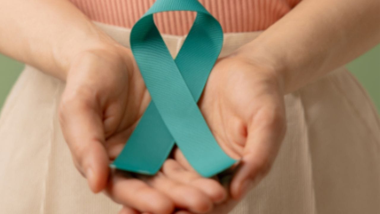 ભારતમાં અનેક મહિલાઓ 30ની ઉંમર બાદ કેન્સરનો શિકાર બને છે. પરંતુ શું તમે જાણો છો કે, આ બીમારી પાછળ ક્યાં કારણો જવાબદાર હોય છે. જેને મહિલાઓ નજરઅંદાજ કરે છે. કેટલીક મહિલાઓ વિચારે છે કે, વધતી ઉંમરના કારણે નબળાઈ આવી રહી છે પરંતુ થાક ,કમરમાં દુખાવો, અનિયમિત પીરિયડ્સ જેવા સંકેત માત્ર વધતી ઉંમર નથી પરંતુ સર્વાઈકલ કેન્સરની શરુઆતના સંકેત હોય છે.