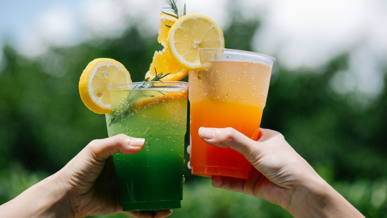 આનું કારણ એ છે કે ,પીરિયડ્સ દરમિયાન બ્લીડિંગને કારણે મહિલાઓને શારીરિક નબળાઈ આવી શકે છે. તેથી, પીરિયડ્સ દરમિયાન મહિલાઓએ વધુ ખાવું જોઈએ. ડૉક્ટર કહે છે કે જો મહિલાઓ પીરિયડ્સ દરમિયાન ખાટી વસ્તુઓ ખાય છે, તો બ્લીડિંગ વધી શકે છે, આ દાવામાં કોઈ સત્ય નથી.