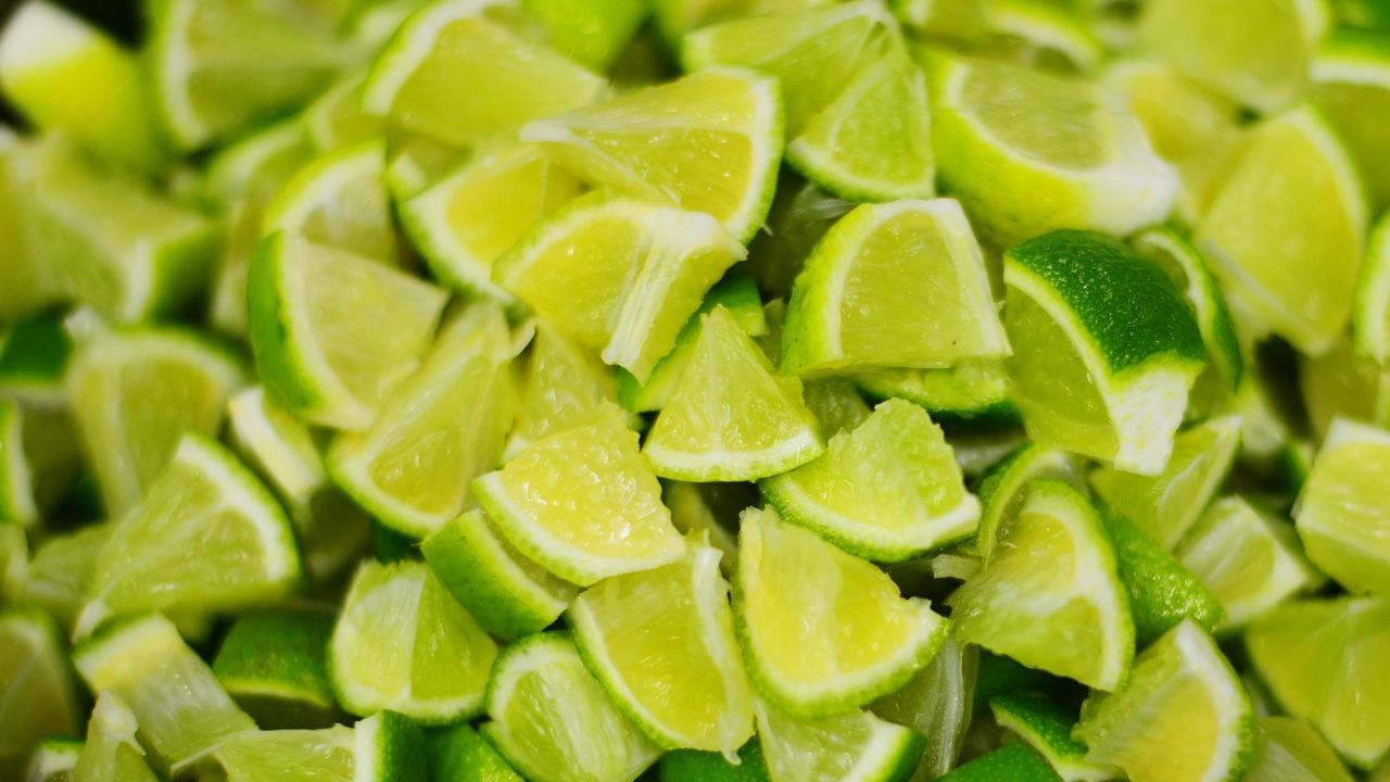 જો પીરિયડ્સ દરમિયાન ખાટા ખોરાકનું સેવન કરવામાં આવે તો તે ઊંઘ સારી આવે છે. ડૉ. આસ્થા કહે છે કે, પીરિયડ્સ દરમિયાન સ્ત્રીઓ કોઈપણ ખચકાટ વગર મર્યાદિત માત્રામાં ખાટી વસ્તુઓનું સેવન કરી શકે છે.