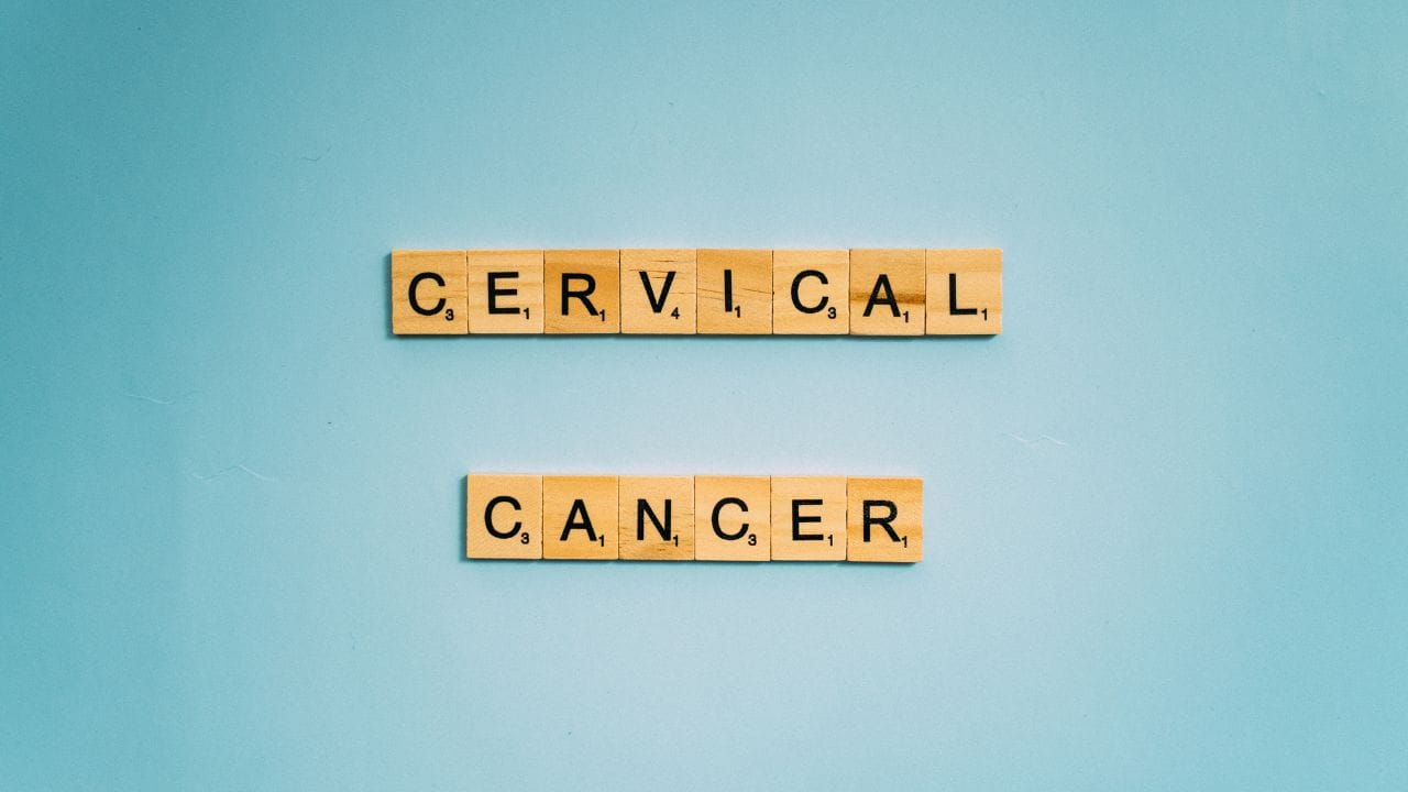 હા, ધૂમ્રપાન કરવાથી અથવા જો તમે ધૂમ્રપાન ન કરતા હોવ અને સતત ધૂમ્રપાનના સંપર્કમાં રહેતા હોવ તો પણ, તે તમારી રોગપ્રતિકારક શક્તિને નબળી પાડે છે. જેના કારણે શરીર સંક્રમણ સાથે લડી શકતું નથી અને વાયરસ તમને જકડી લે છે. અનેક રિસર્ચમાં એવું પણ જાણવા મળ્યું છે કે, ધ્રુમપ્રાન કરનાર મહિલાઓમાં સર્વાઈકલ કેન્સરનો ખતરો વધારે હોય છે.