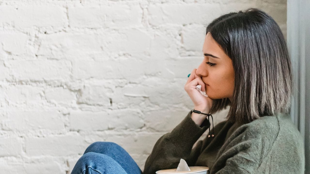 શરીરમાં પિન અને સોય ખુંચતી હોય તેવો અનુભવ થવોએ મલ્ટીપલ સ્ક્લેરોસિસના પ્રારંભિક લક્ષણોમાંના એક છે અને તે ચહેરા, શરીર, હાથ અને પગને અસર કરી શકે છે. એક વ્યક્તિને પોતાની ગરદન હલાવતી વખતે કરંટ જેવો અનુભવ થાય છે.