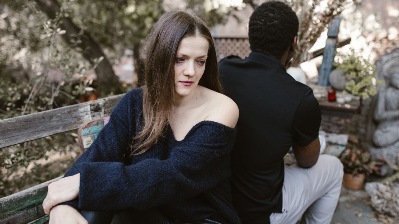 મૃત્રાશયની સમસ્યા. કોઈ વ્યક્તિને પેશાબ કરવામાં મુશ્કેલી આવી શકે છે. વારંવાર પેશાબ જવાની જરૂર પડે છે. મૂત્રાશય પર નિયંત્રણ ગુમાવવું એ મલ્ટીપલ સ્ક્લેરોસિસનું પ્રારંભિક સંકેત છે.આ લક્ષણો સિવાય મલ્ટીપલ સ્કેલેરોસિસના કેટલાક અન્ય શરુઆતના સંકેતો છે. કબજીયાત અને દુખાવો આંતરડાbowel incontinence દોરી શકે છે.