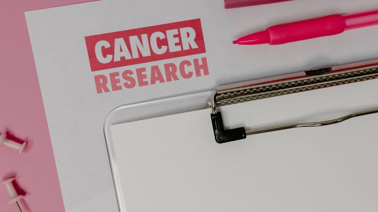 હવે આપણે બ્રેસ્ટ કેન્સરની વાત કરીએ તો બ્રેસ્ટની પાસે ગાંઠ બનવી, બ્રેસ્ટમાંથી લોહી નીકળવું, બ્રેસ્ટની સાઈઝમાં ફેરફાર થવો, નિપ્પલમાં દુખાવો થવો. નિપ્પલ કે બ્રેસ્ટનો રંગ બદલવો,