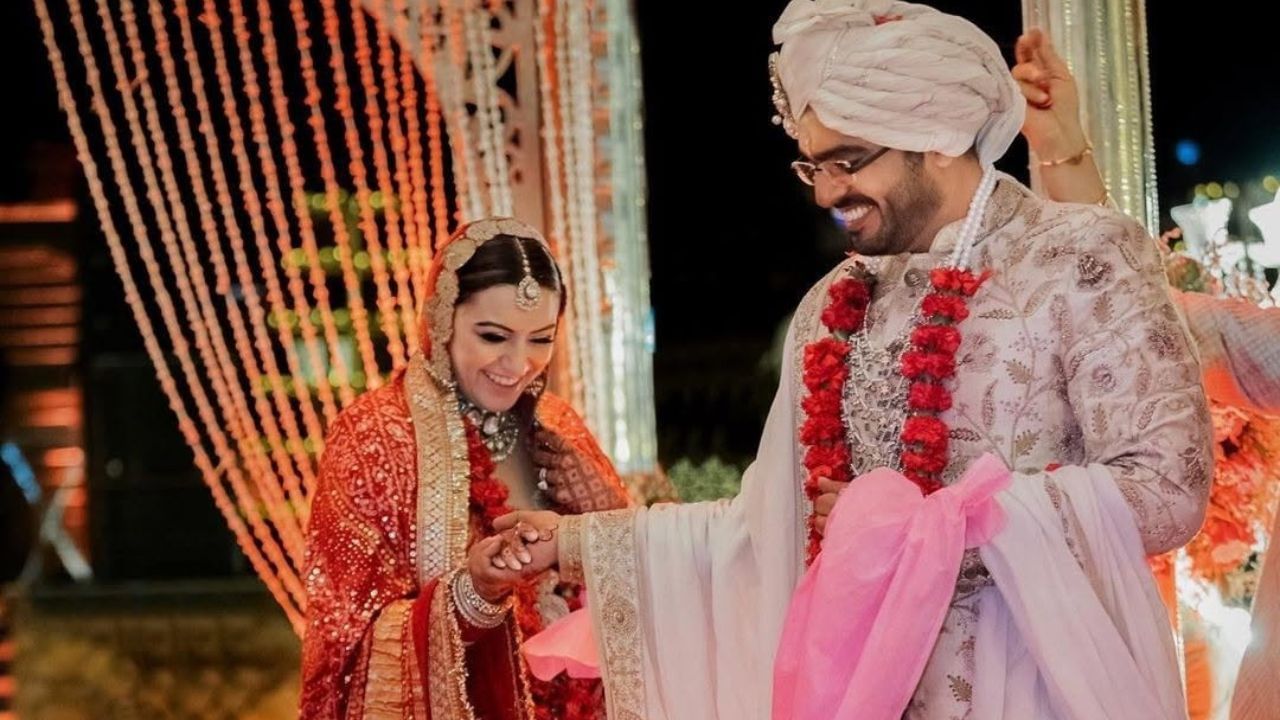 હંસિકાએ વર્ષ 2022માં સોહેલ ખટૂરિયા સાથે લગ્ન કર્યા હતા.પરંતુ છેલ્લા 2 વર્ષથી તે પોતાના પતિની સાથે નહી પરંતુ પોતાની માતા સાથે રહે છે. જેના કારણે બંન્નેના છુટાછેડાની ચર્ચા સોશિયલ મીડિયા પર ફેલાય રહી છે.