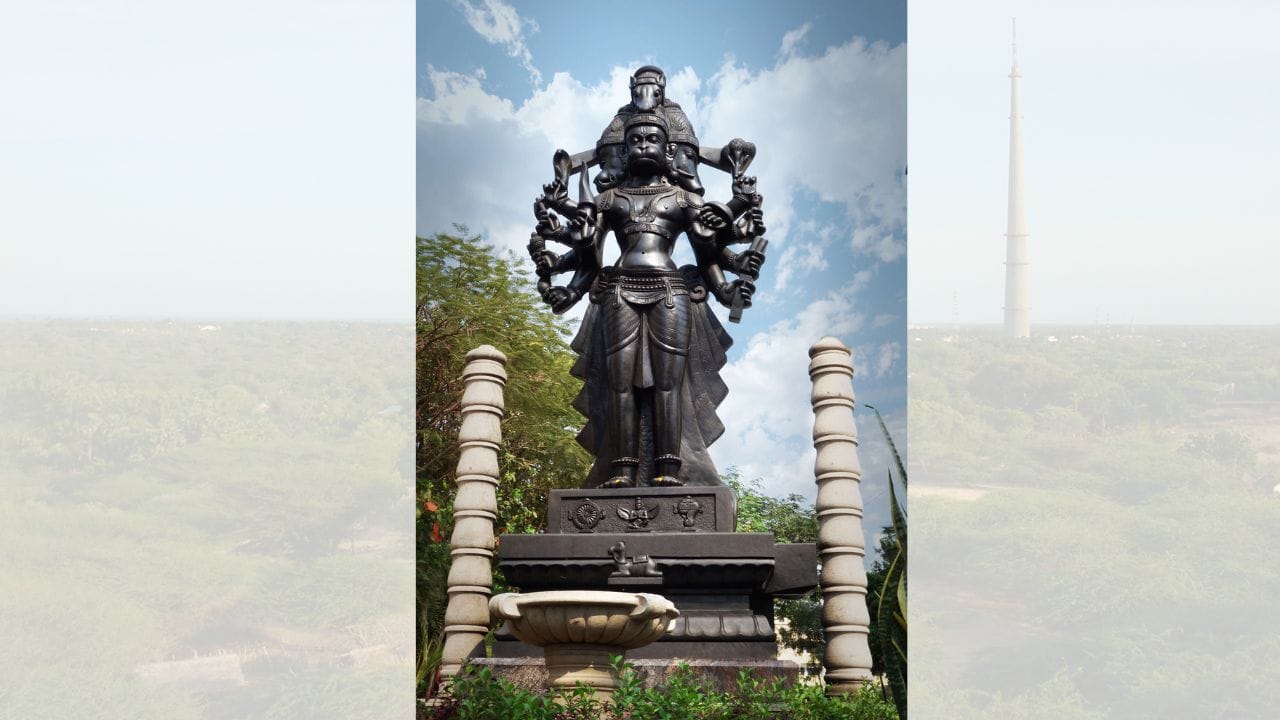 રામેશ્વરમમાં આવેલું પંચમુખી હનુમાન મંદિર અત્યંત મહત્વપૂર્ણ માનવામાં આવે છે. માન્યતા મુજબ, જ્યારે રાક્ષસ મહીરાવણે શ્રીરામ અને લક્ષ્મણને કેદ કર્યા હતા, ત્યારે હનુમાનજીએ પાંચ મુખ ધારણ કરીને તેનો નાશ કર્યો હતો. આ પાંચ મુખોમાં હનુમાન સાથે વરાહ, નરસિંહ, ગરુડ અને હયગ્રીવનો સમાવેશ થાય છે. એવું માનવામાં આવે છે કે પંચમુખી સ્વરૂપની ઉપાસના કરનારને તમામ પ્રકારની નકારાત્મક શક્તિઓથી રક્ષણ મળે છે. (Credits: - Wikipedia)