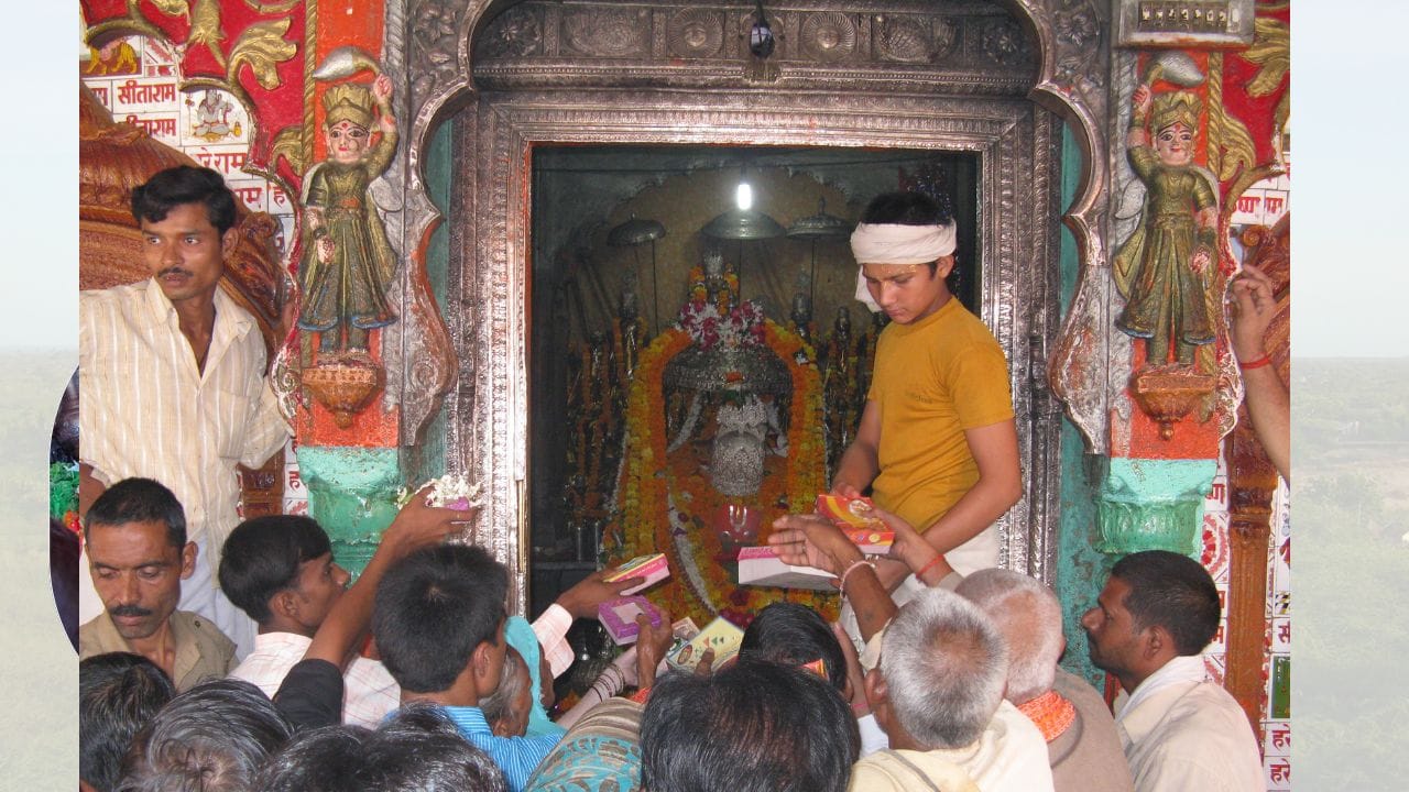 અયોધ્યામાં સ્થિત હનુમાન ગઢી મંદિરને લઈને માન્યતા છે કે હનુમાનજી સદાય અહીં નિવાસ કરીને શ્રીરામની નગરીનું રક્ષણ કરતા આવ્યા છે. ટેકરી પર આવેલું આ મંદિર સતત 'જય હનુમાન'ના નાદથી ગુંજતું રહે છે. ભક્તો વિશ્વાસ રાખે છે કે અહીં શ્રદ્ધાપૂર્વક આવતા દરેકને હનુમાનજીની સીધી કૃપા પ્રાપ્ત થાય છે. (Credits: - Wikipedia)