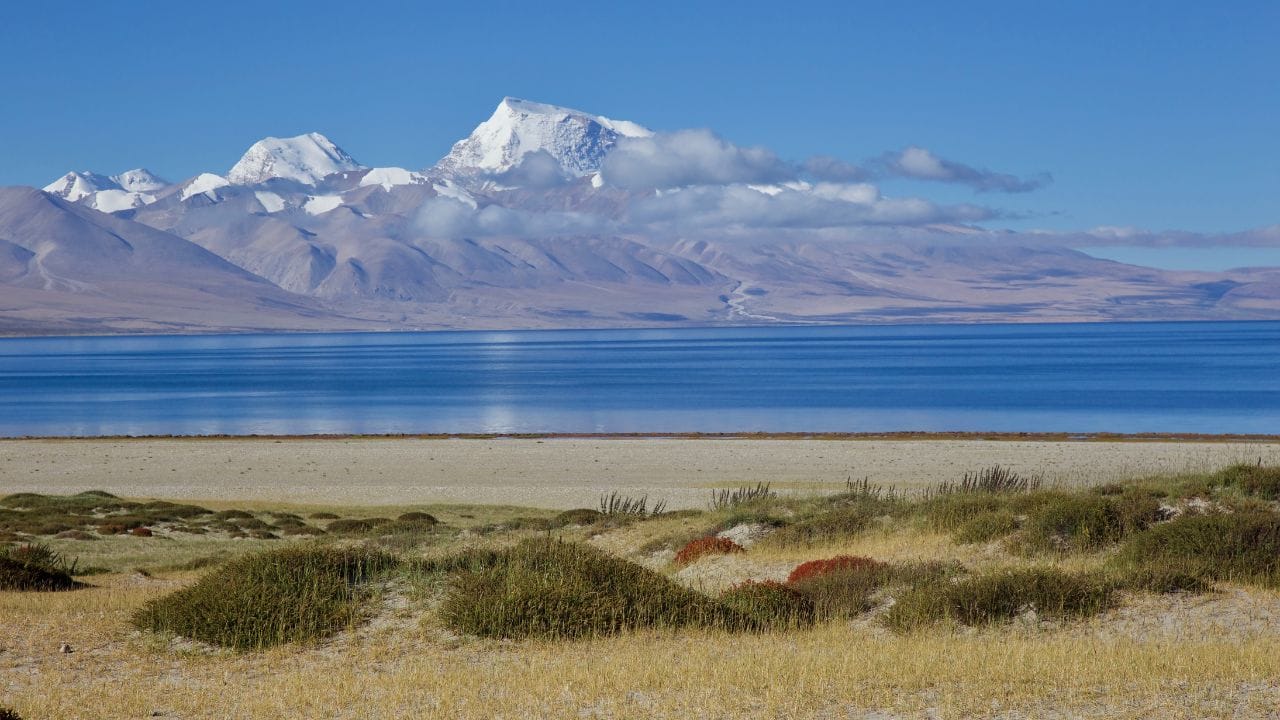 તિબેટમાં આવેલા કૈલાશ પર્વતની નજીકનું પવિત્ર માનસરોવર તળાવ ભગવાન શિવ સાથે સાથે ભગવાન હનુમાન સાથે પણ જોડાયેલું માનવામાં આવે છે. માન્યતાઓ મુજબ, હનુમાનજી સહિત કેટલાક ચિરંજીવી આત્માઓ સમયાંતરે અહીં પ્રગટ થાય છે  અને આ તળાવની દૈવી શક્તિનો અનુભવ કરે છે. અનેક સાધકો જ્યારે અહીં ધ્યાનમાં બેસે છે, ત્યારે તેમને અનોખી શાંતિ અને અદૃશ્ય આધ્યાત્મિક ઉપસ્થિતિની અનુભૂતિ થાય છે. (Credits: - Wikipedia)