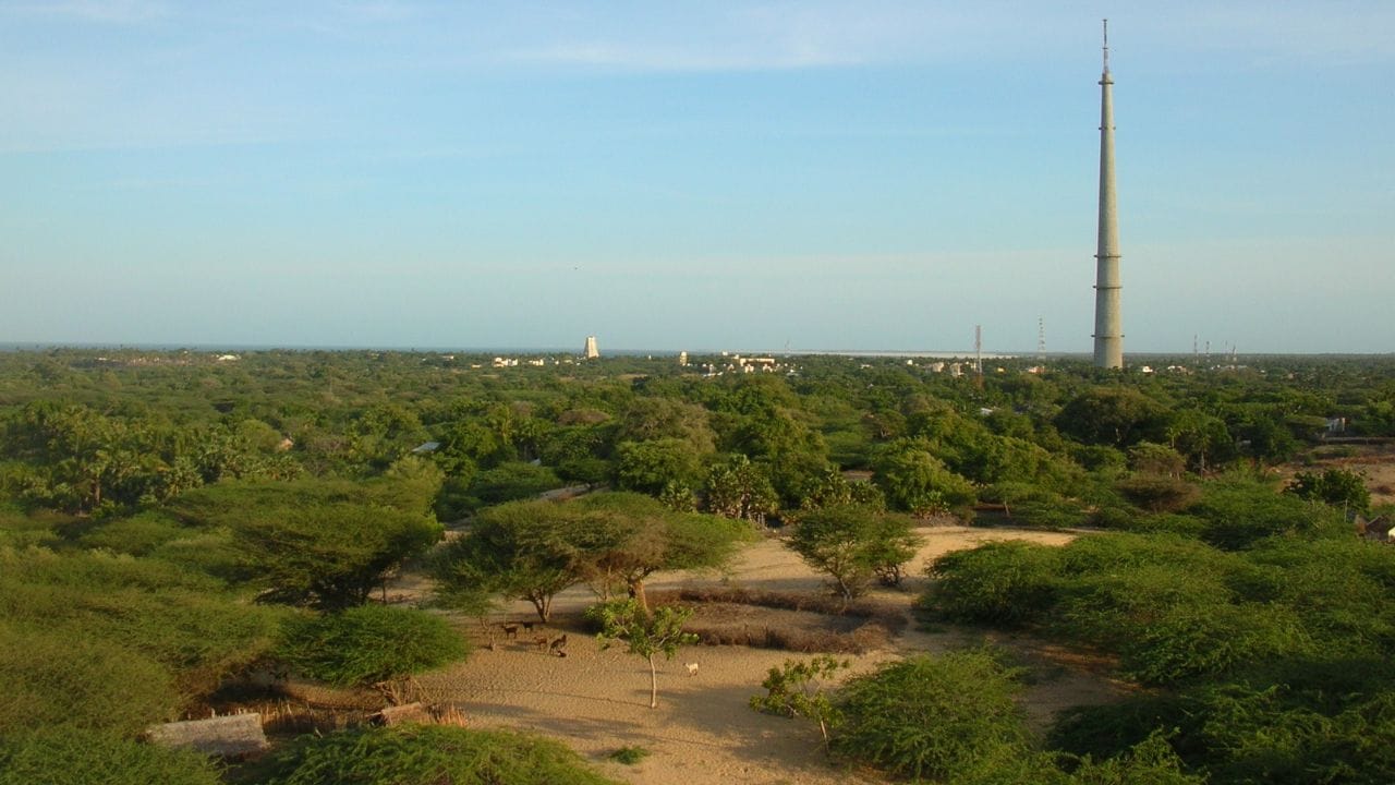 તમિલનાડુના રામેશ્વરમ નજીક આવેલો ગંધમાદન પર્વત રામાયણની કથાઓ સાથે જોડાયેલો છે. માન્યતા મુજબ, આ સ્થાનેથી જ હનુમાનજી સમુદ્ર પાર કરીને લંકાની દિશામાં પ્રસ્થાન કર્યું હતું. આજ સુધી પર્વતની ચોટી પર સ્થિત મંદિરમાં એક પવિત્ર શિલા છે,જેમાં હનુમાનજીના પગલાંના ચિહ્નો જોવા મળે છે એવો વિશ્વાસ છે. ભક્તો માને છે કે હનુમાનજી અહીં સતત ઉપસ્થિત રહી પોતાના ભક્તોને આશીર્વાદ આપે છે. આ સ્થળનું વાતાવરણ અને ઊંચાઈ પરથી દેખાતું સૌંદર્ય અતિ મોહક છે. (Credits: - Wikipedia)