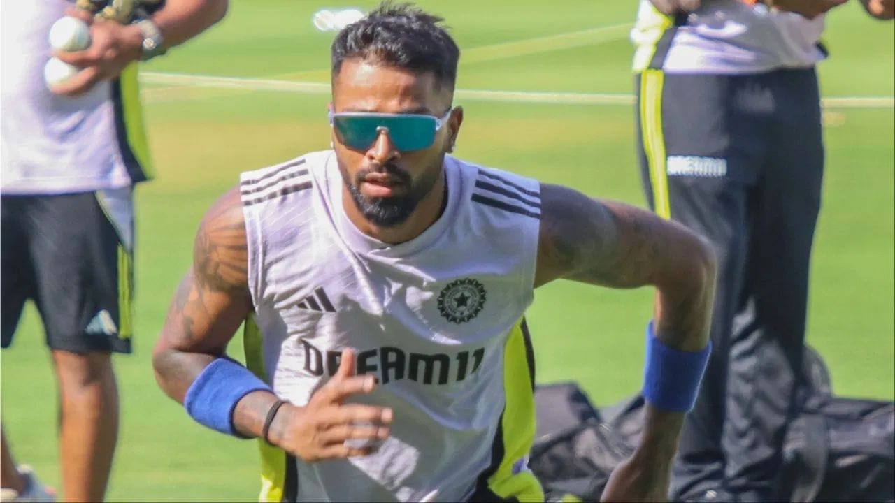 હાર્દિક પંડ્યા ફિટનેસ ટેસ્ટમાં પાસ થશે કે નાપાસ થશે? તે આગામી 48 કલાકમાં ખબર પડી જશે. 11 અને 12 ઓગસ્ટે હાર્દિકનો ફિટનેસ ટેસ્ટ થશે. પંડ્યા ફિટનેસ ટેસ્ટ માટે NCA પહોંચી ગયો છે. હાર્દિક પંડ્યાએ સોશિયલ મીડિયા દ્વારા પર ફોટો શેર કરી NCA પહોંચવાની માહિતી પણ આપી હતી.