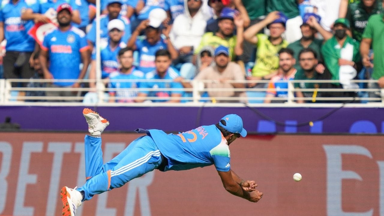 એક નામથી બધાને આશ્ચર્ય થયું, તે છે હર્ષિત રાણા. યુવા ફાસ્ટ બોલર હર્ષિત રાણાએ અત્યાર સુધી ટીમ ઈન્ડિયા માટે ફક્ત 1 T20 મેચ રમી છે. આવી સ્થિતિમાં, તેને શા માટે પસંદ કરવામાં આવ્યો તે એક મોટો પ્રશ્ન છે, જેનો જવાબ ખુદ કેપ્ટન સૂર્યકુમાર યાદવે આપ્યો છે.