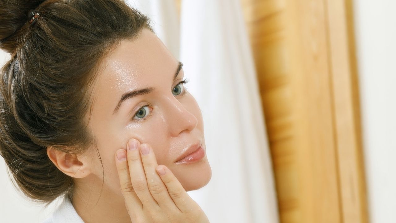 જેઓ દરરોજ ચહેરા પર લાળ લગાવે છે, તેમના ચહેરા પર રહેલા ખીલ સંપૂર્ણપણે મટી શકે છે કારણ કે લાળમાં લાઇસોઝાઇમ એન્ઝાઇમ હોય છે. તમારે પણ આ કરવું જોઈએ.