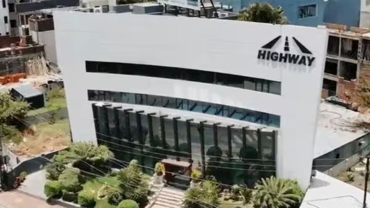 હાઇવે ઇન્ફ્રાસ્ટ્રક્ચર મુખ્યત્વે ટોલ કલેક્શન, EPC ઇન્ફ્રાસ્ટ્રક્ચર પ્રોજેક્ટ્સ અને થોડા અંશે રિયલ એસ્ટેટ ડેવલપમેન્ટમાં કામ કરે છે. મે 2025 સુધીમાં, તેની કોન્સોલિડેટેડ ઓર્ડર બુક 666.3 કરોડ રૂપિયા હતી, જેમાંથી 90 ટકાથી વધુ તેના મુખ્ય ટોલ અને EPC ક્ષેત્રોમાંથી હતી. કંપનીએ 27 ટોલવે પ્રોજેક્ટ્સ પૂર્ણ કર્યા છે અને હાલમાં ચાર ચલાવી રહી છે, જેમાં દિલ્હી-મેરઠ એક્સપ્રેસવે પર ANPR-સક્ષમ ટોલિંગનો સમાવેશ થાય છે.