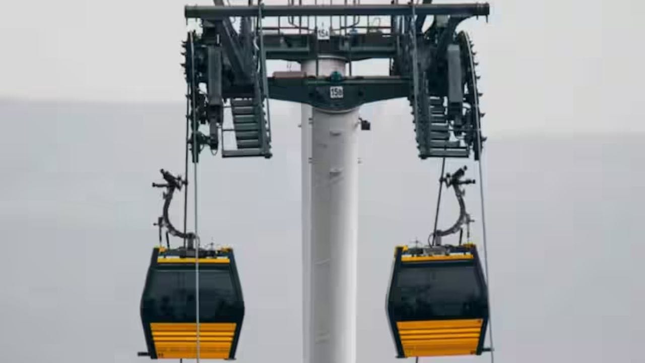 પશ્ચિમ બંગાળમાં દાર્જિલિંગ રોપવેની 15 મિનિટની રાઈડ તમને નોર્થ પોઈન્ટથી સિંગલા લઈ જશે. રસ્તામાં ચાના બગીચા, ધોધ અને નાના ખેતરોમાંથી પસાર થતાં, આ રાઈડ તમને સ્વપ્ન જેવી લાગશે. આ રાઈડ ખાસ કરીને કપલ્સ અને ફોટો પ્રેમીઓ માટે સૌથી સુંદર માનવામાં આવે છે.
