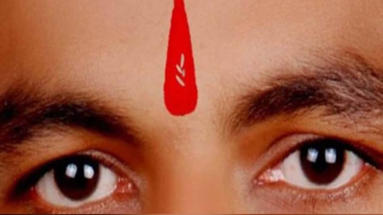 પૂજા દરમિયાન કુમકુમ તિલક લગાવવામાં આવે કે અન્ય કોઈ પ્રસંગે આ બધામાં એક વાત સામાન્ય છે કે તિલક લગાવ્યા પછી તેના પર ચોખાના કેટલાક દાણા પણ લગાવવામાં આવે છે.