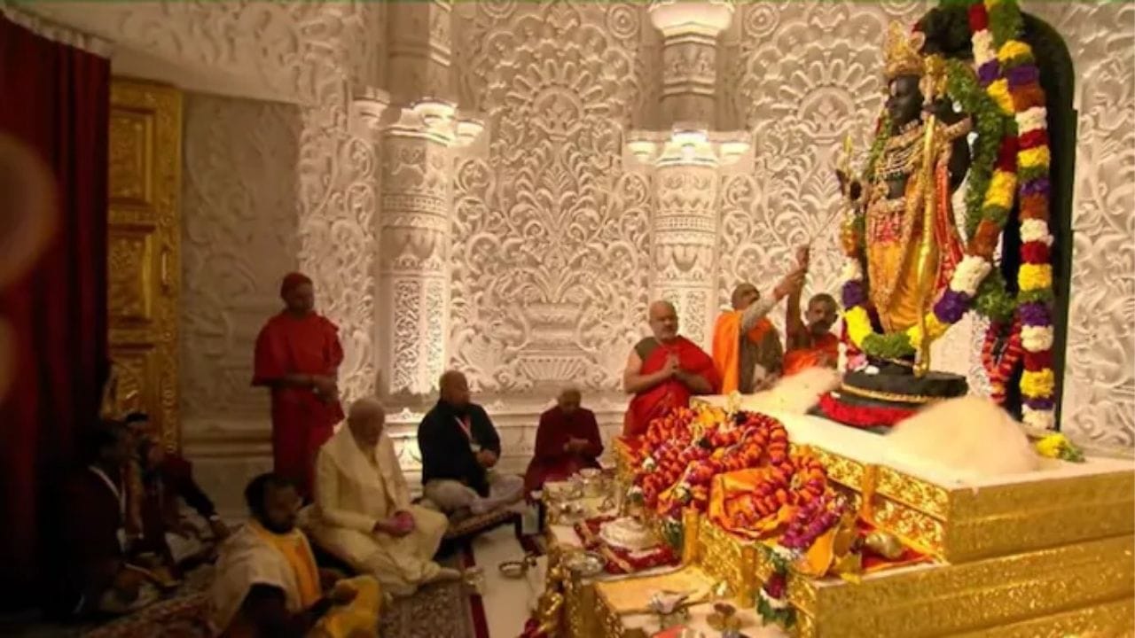 એવું માનવામાં આવે છે કે જો કોઈ વ્યક્તિ ભૂલથી મંદિરમાં માચીસ બોક્સ ભૂલી ગયો હોય તો ભગવાન તેને સંકેત આપવા માંગે છે કે તેના સારા દિવસો હવેથી શરૂ થવાના છે. ખરેખર, હવે જે કોઈ મંદિરમાં રહેલી માચીસની પેટીથી દીવો કે અગરબત્તી પ્રગટાવશે એટલે કે જેટલા વધુ દીવા પ્રગટાવશે, તેટલા વધુ ગુણો તમારા ખોળામાં આવશે.
