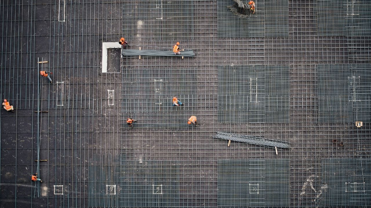 ત્યારે તમે ઘર ખરીદો છો કે ઘર બનાવવા માટે પ્લોટ ખરીદો છો ત્યારે કઈ બાબતનું ધ્યાન રાખવું જોઈએ તે જણાવીશું. તેમજ ક્યાં આકારનો પ્લોટ કે ઘરનું વાસ્તુ શાસ્ત્રમાં શું મહત્વ છે તે જણાવીશું. 