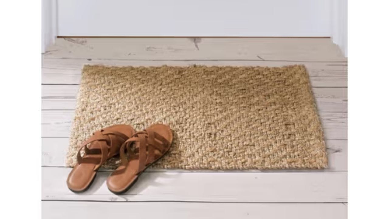 શા માટે બદલવું જરૂરી છે: લાંબા સમય સુધી ઉપયોગ કરવાથી આ વસ્તુઓમાં જંતુઓ અને બેક્ટેરિયા વધવાનું જોખમ રહેલું છે. જેમ કે બેડશીટ કે ઓશિકાના કવર ધોઈને સાફ કરી શકાય છે. પરંતુ ગાદલા કે ઓશિકા ધોઈ શકાતા નથી. આવી સ્થિતિમાં તેમાં ધીમે -ધીમે ગંદકી અને બેક્ટેરિયા એકઠા થવા લાગે છે. એટલા માટે તેમને બદલવા જરૂરી છે.
