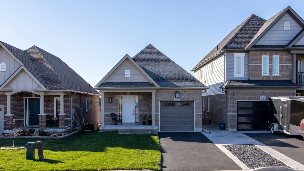 જ્યારે તમે ઘર ખરીદો છો કે ઘર બનાવવા માટે પ્લોટ ખરીદો છો ત્યારે કઈ બાબતનું ધ્યાન રાખવું જોઈએ તે જણાવીશું. તેમજ ક્યાં આકારનો પ્લોટ કે ઘરનું વાસ્તુ શાસ્ત્રમાં શું મહત્વ છે તે જણાવીશું.