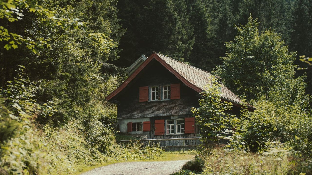 જે પ્લોટના ચાર ખૂણા અને લંબાઈ-પહોળાઈ સમાન હોય તેને ચોરસ પ્લોટ કહેવામાં આવે છે. આ જમીન પર ખૂબ જ સુંદર ઘર બનાવી શકાય છે.