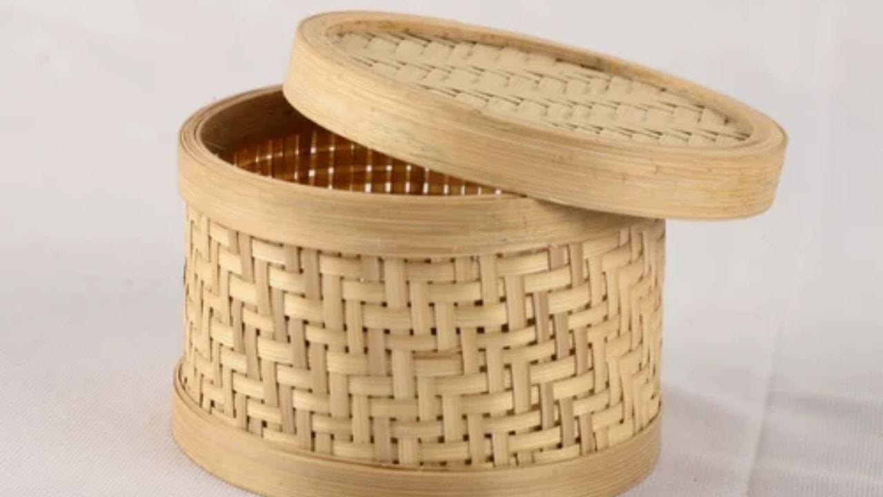 વાંસના કન્ટેનર: ઘણા લોકો રસોડામાં વાંસના કન્ટેનરનો ઉપયોગ કરે છે. નિષ્ણાતોના મતે આને દર 2 થી 3 વર્ષે બદલવા જોઈએ. લાંબા સમય સુધી તેનો ઉપયોગ કરવાથી ફૂગ થઈ શકે છે. આ ઉપરાંત ભેજના સંપર્કમાં આવવાથી બેક્ટેરિયાનું જોખમ પણ વધી શકે છે.
