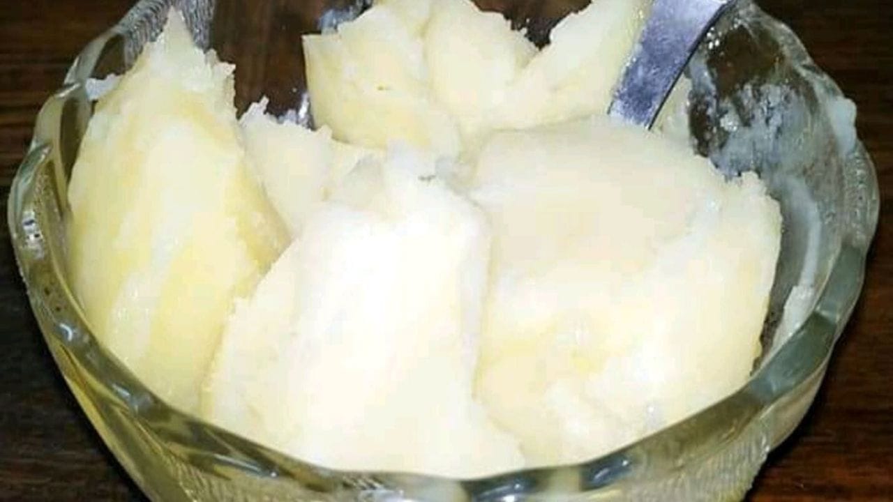 જ્યારે તમે દરરોજ દૂધ ઉકાળો છો, ત્યારે તમે ઉપરથી ગોઠવેલી ક્રીમને એરટાઈટ કન્ટેનરમાં એકત્રિત કરી શકો છો અને તેને ફ્રીજમાં રાખી શકો છો. સામાન્ય રીતે ક્રીમને 7 થી 10 દિવસ સુધી ફ્રીજમાં સુરક્ષિત રાખી શકાય છે. જો આ સમયગાળા કરતાં વધુ સમય માટે રાખવામાં આવે તો તે ખાટા થવા લાગે છે અને ક્યારેક તેમાંથી ગંધ પણ આવવા લાગે છે. જો તમે ઘીનો સ્વાદ અને સુગંધ સારી રાખવા માંગતા હો, તો એક અઠવાડિયાની અંદર ફ્રોઝન મલાઈને પ્રોસેસ કરવાનો પ્રયાસ કરો અને તેમાંથી ઘી કાઢો.