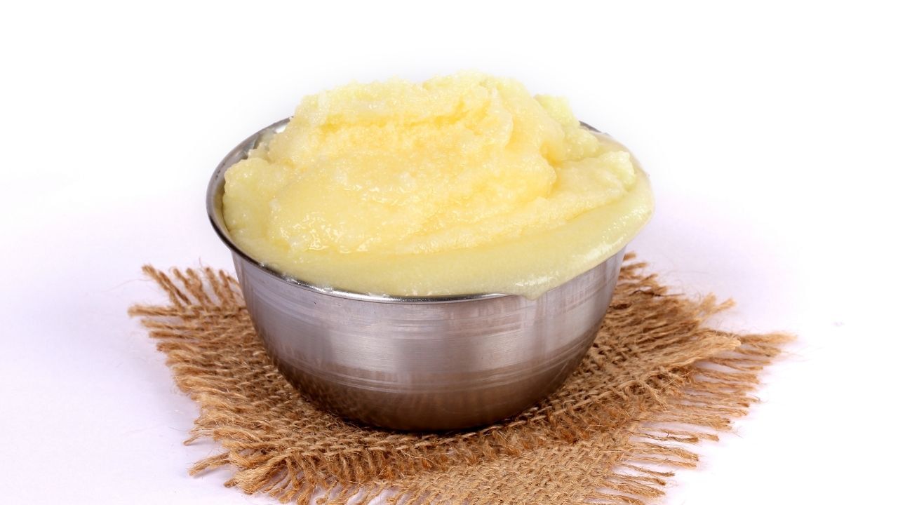 આ રીત તમને શુદ્ધ, સુગંધિત અને લાંબા સમય સુધી ટકી રહે તેવું ઘી આપશે. બીજી બાજુ, જો તમે ઇચ્છો તો, તમે દર ત્રીજા કે ચોથા દિવસે ક્રીમમાંથી ઘી પણ કાઢી શકો છો, જેથી તેને સંગ્રહિત કરવામાં કોઈ મુશ્કેલી ન પડે અને તાજું ઘી હંમેશા ઉપલબ્ધ રહે.