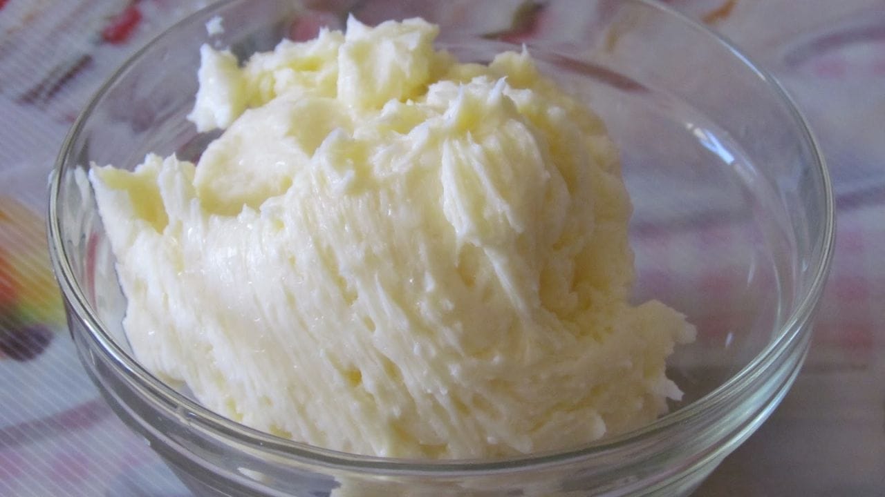 જો તમે મલાઈને લાંબા સમય સુધી સંગ્રહિત કરવા માંગતા હો, તો તેને ફ્રીજરમાં રાખવું વધુ સારું રહેશે. ફ્રીજરમાં રાખેલી ક્રીમ લગભગ 20-25 દિવસ સુધી સુરક્ષિત રહે છે. જો કે, ફ્રીજરમાંથી બહાર કાઢ્યા પછી, મલાઈને ઘીમાં રૂપાંતરિત કરતા પહેલા તેને સારી રીતે ઓગાળી લેવી મહત્વપૂર્ણ છે. પરંતુ ધ્યાનમાં રાખો કે તમે ક્રીમ જેટલો લાંબો સમય સ્ટોર કરશો, ઘીની ગુણવત્તા અને સુગંધમાં તેટલો વધુ ફેરફાર થશે. તેથી, તાજી મલાઈમાંથી બનેલું ઘી હંમેશા વધુ સુગંધિત અને સ્વાદિષ્ટ હોય છે.