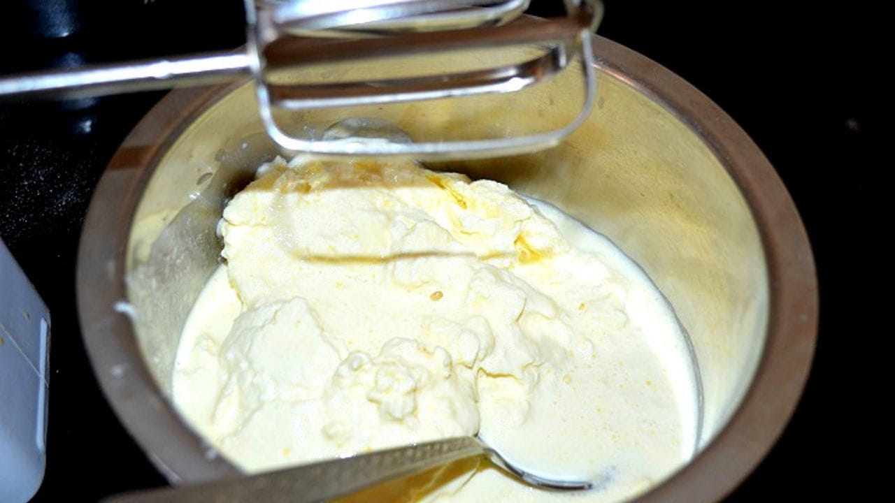 મલાઈમાંથી ઘી કાઢવાનો યોગ્ય સમય એ છે કે જ્યારે તે થોડું ખાટું થવા લાગે અથવા ખૂબ જાડું થઈ જાય. જો તમે જુઓ કે મલાઈમાંથી દુર્ગંધ આવવા લાગી છે અથવા તેનો રંગ પીળો થઈ રહ્યો છે, તો તરત જ તેનું ઘી કાઢવું જોઈએ. ક્રીમને લાંબા સમય સુધી રાખવાથી તે સડી શકે છે અને આવા કિસ્સામાં, તેમાંથી કાઢેલું ઘી પણ ખાવા યોગ્ય રહેશે નહીં. તેથી, જો તમે દરરોજ ક્રીમ એકત્રિત કરો છો, તો શ્રેષ્ઠ રસ્તો એ છે કે તેનું ઘી 7 થી 10 દિવસની વચ્ચે કાઢો.