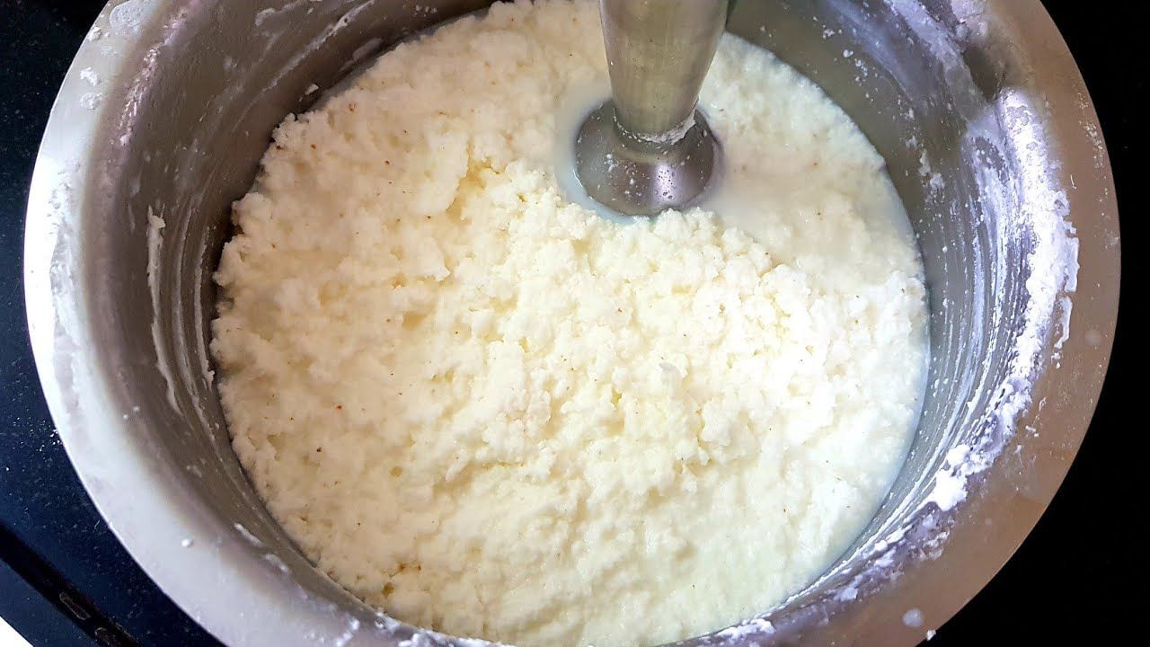 મલાઈ સ્ટોર કરતી વખતે, ધ્યાનમાં રાખો કે તપેલી સારી રીતે ઢંકાયેલી હોય. જો તપેલી ઢીલી હોય, તો ફ્રીજમાં રાખેલી અન્ય વસ્તુઓની ગંધ તેમાં શોષાઈ શકે છે અને આ ઘીની ગુણવત્તાને અસર કરશે. આ ઉપરાંત, મલાઈને હંમેશા ફ્રીજના ઠંડા ભાગમાં રાખો, તેને ફ્રીજના દરવાજામાં રાખવાનું ટાળો કારણ કે વારંવાર ખોલવા અને બંધ થવાને કારણે તાપમાન બદલાતું રહે છે અને મલાઈ ઝડપથી બગડી શકે છે.