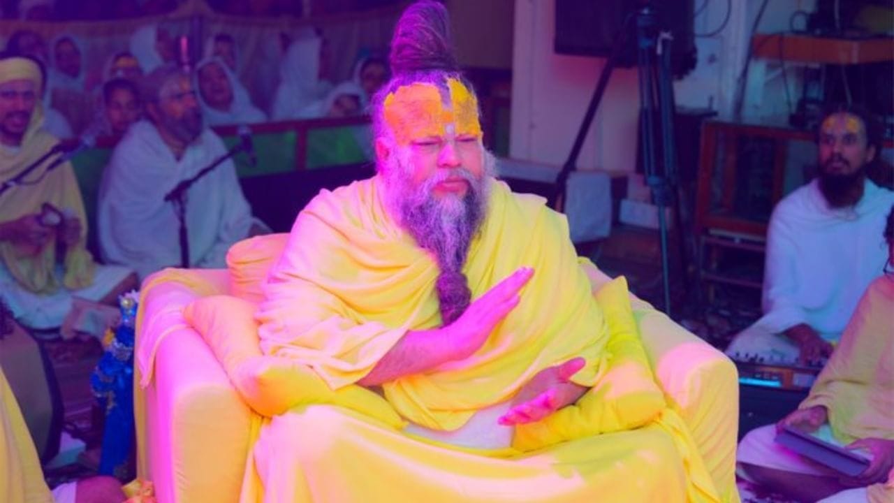 પ્રેમાનંદ મહારાજને મળવા અને પ્રશ્નો અને જવાબો માટે તેમના આશ્રમ દ્વારા એક પ્રક્રિયા બનાવવામાં આવી છે. જેમાં તેઓ ભક્તોને દર્શન કરવાની મંજૂરી આપે છે.