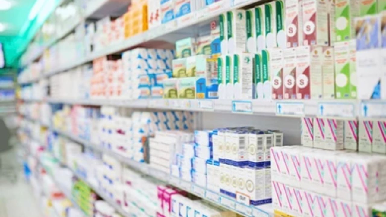 મેડિકલ સ્ટોર કોઈ સામાન્ય દુકાન નથી: મેડિકલ કે દવાનો વ્યવસાય શરૂ કરવો એ કરિયાણાની દુકાન ખોલવા જેવો નથી. કારણ કે આ કામ લોકોના સ્વાસ્થ્ય સાથે સીધો સંબંધ ધરાવે છે. તેથી, સરકારે આ માટે નિયમો અને નિયમો ખૂબ કડક બનાવ્યા છે. ફક્ત પૈસા પૂરતા નથી, આ માટે યોગ્ય ડિગ્રી, લાઇસન્સ અને કાનૂની જ્ઞાન પણ ખૂબ જ મહત્વપૂર્ણ છે.
